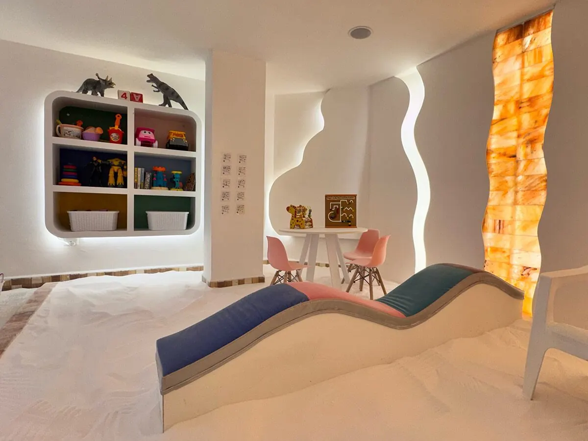 Zona infantil de la cueva de sal con juguetes y camilla ondulada