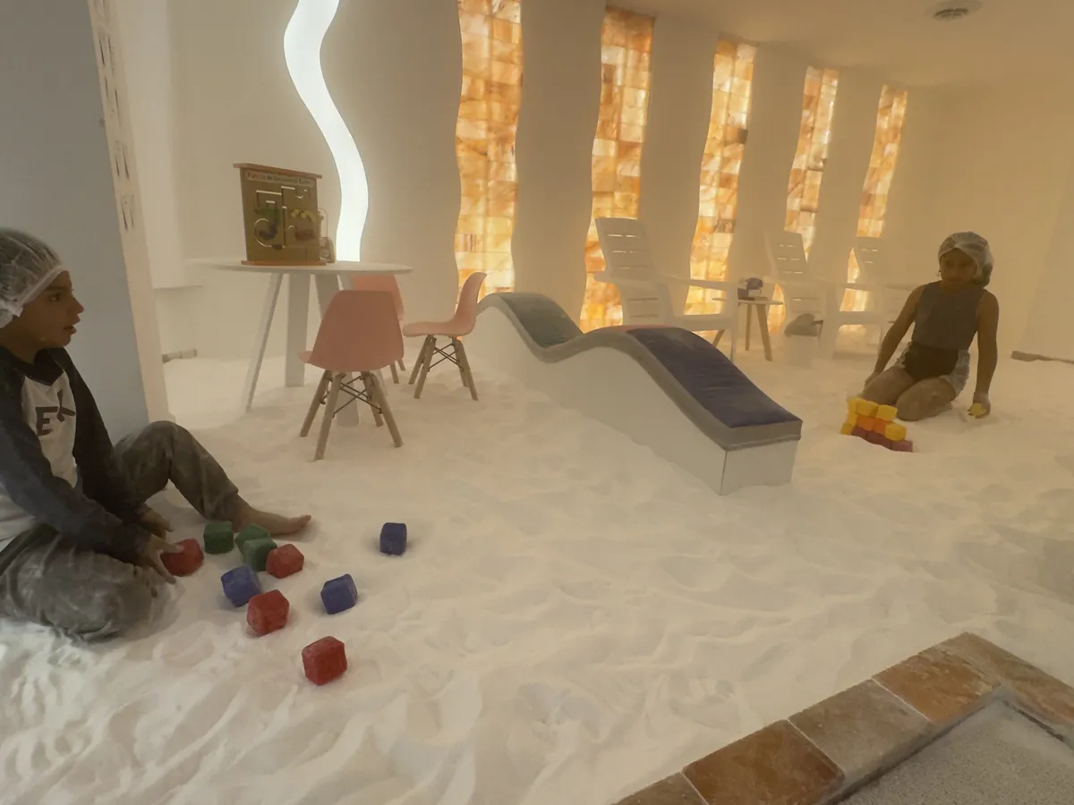 Niños jugando sobre la sal durante una sesión de haloterapia en HaloSalud Sur