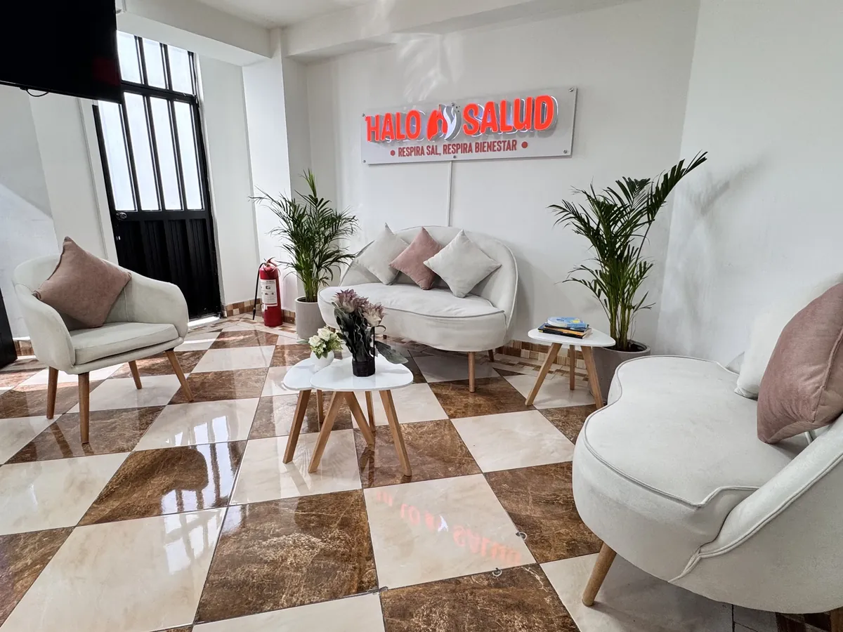 Recepción de HaloSalud Sur con sillones de espera y el letrero de la marca